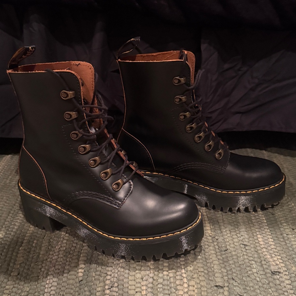 Dr Martens Leona Boots
